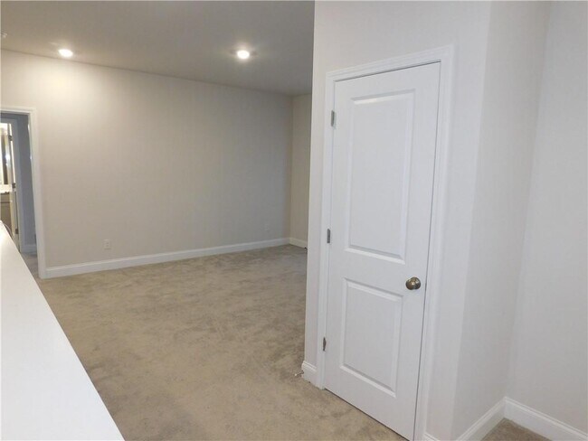 Building Photo - 930 Elderberry Ct