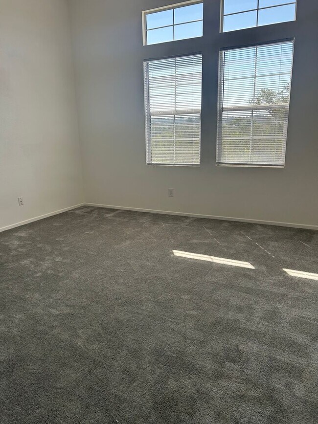 Building Photo - 4BR/2.5BA Townhouse with a view