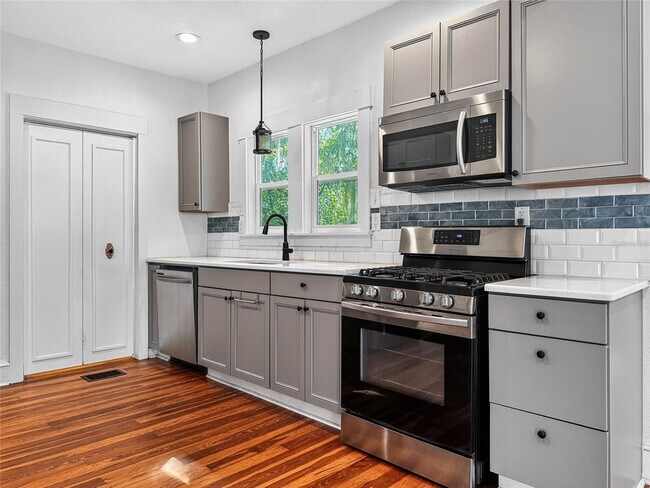 Building Photo - 1016 E Washington Ave