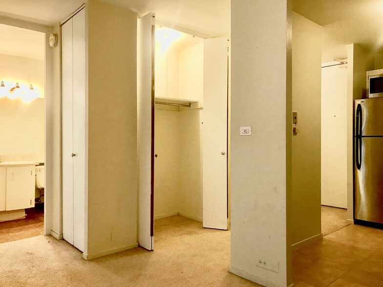 Building Photo - 2020 N Lincoln Park W