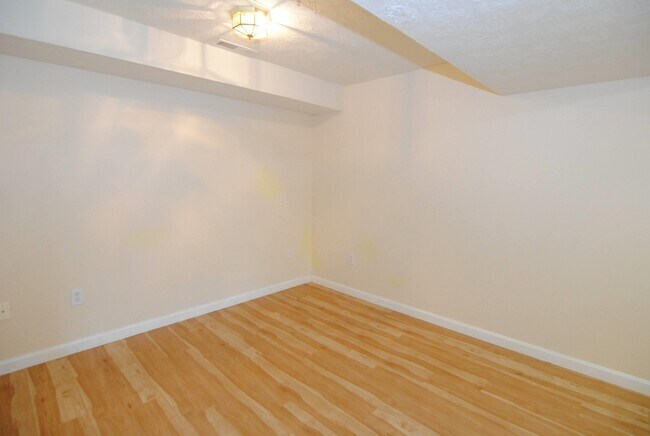 Building Photo - 68 Georgetown Dr
