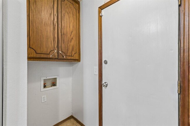 Building Photo - 3401 E Noble Dr