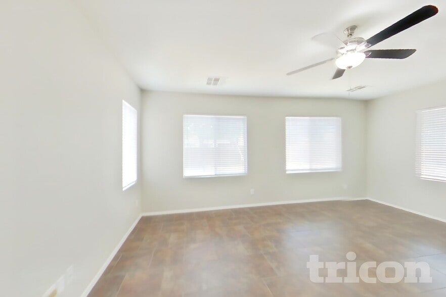 Building Photo - 4930 E Del Rio Dr