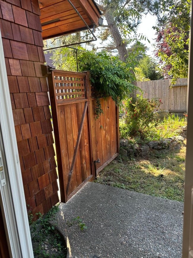 Building Photo - Charming Studio Loft in Arcata – Close to ...
