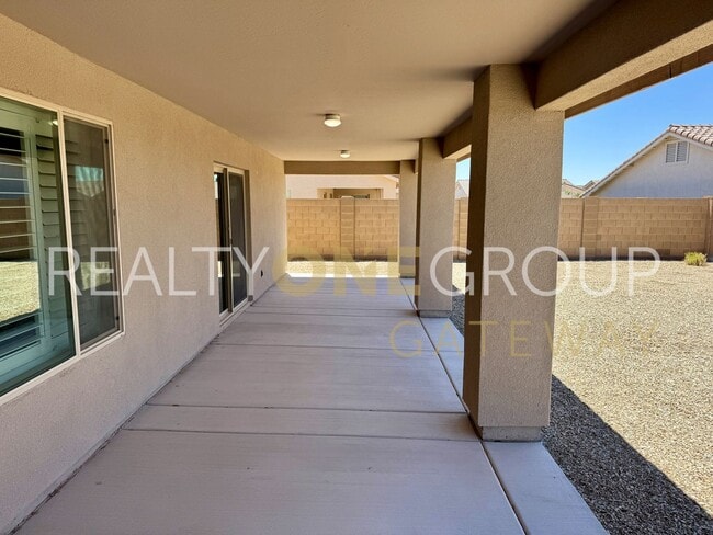 Building Photo - Enjoy those Arizona Sunset in this Three Bedroom Two Bath Home full of upgrades !!