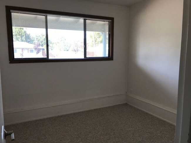 Building Photo - Spacious 4 Bedroom 2 Bath House NW Corvallis