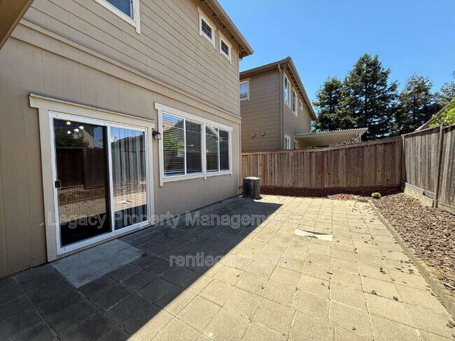 Building Photo - 1552 Bailey Dr