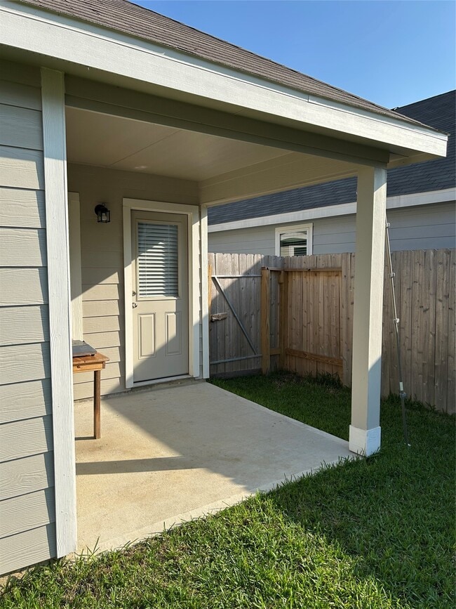 Building Photo - 2255 Middle Rdg Dr