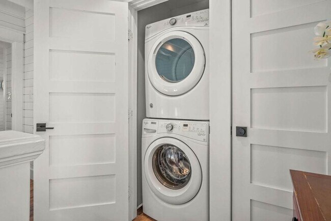 Building Photo - 707 Parkplace-SI ID1036727P