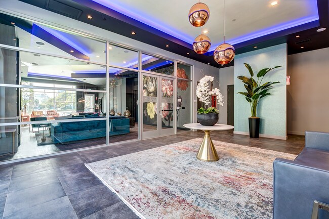 Lobby - NOHO Arts District MODERNO Metro