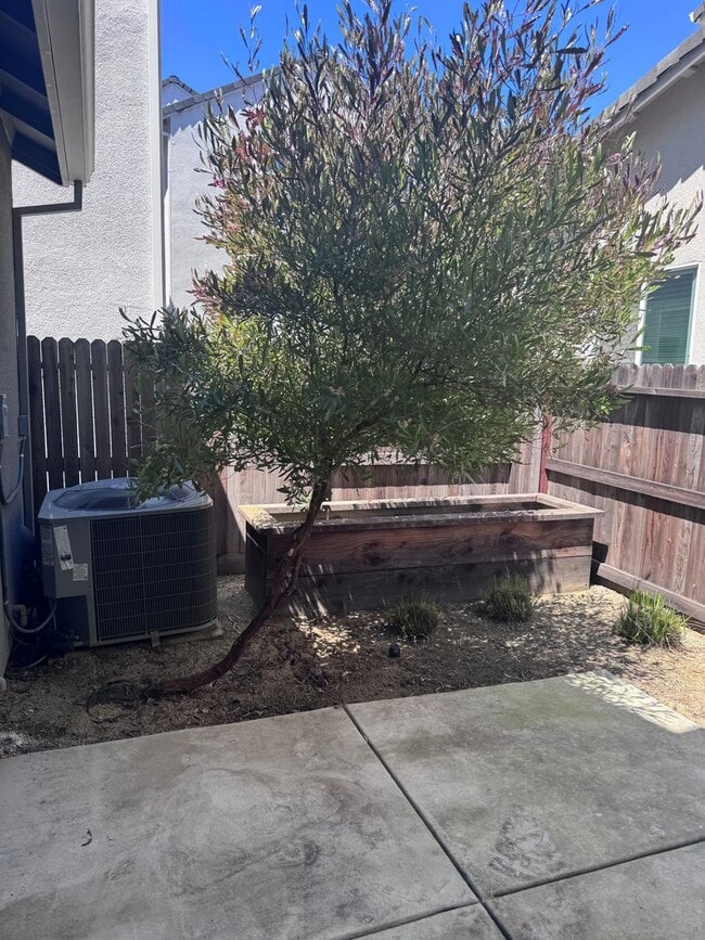 Building Photo - 3 BR/2.5BA | Newly Renovated Single Family Home | 1-Car Garage |Near Franklin Blvd!