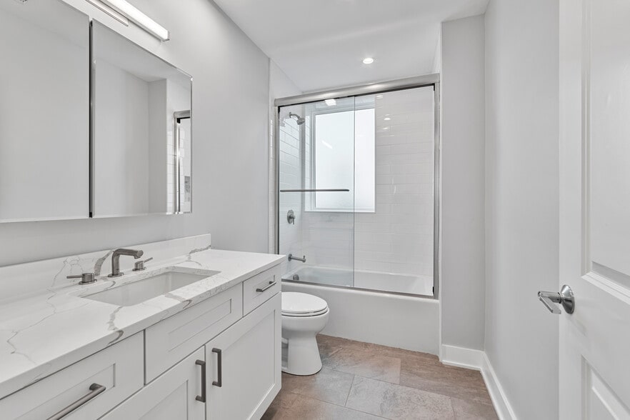 Building Photo - 935 W Winona St