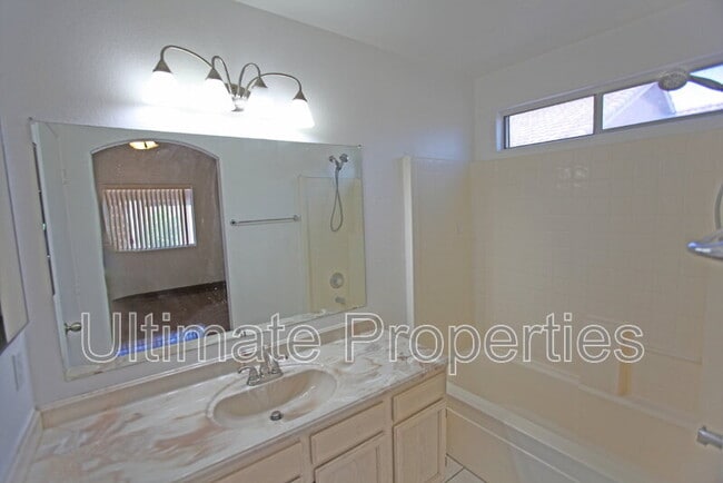 Building Photo - 3232 W Lone Cactus Dr