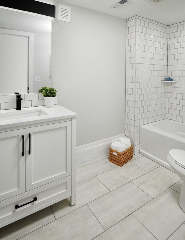 Building Photo - 4 Bed, 3 Bath Remodeled Home Near Mt Tabor Park!