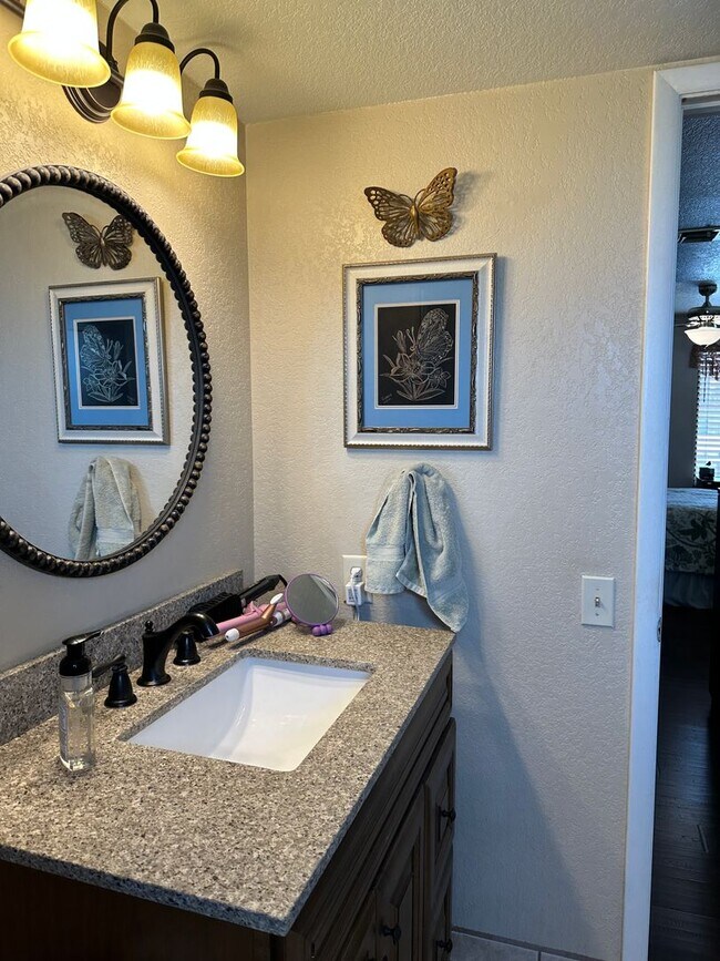 Building Photo - Winter 23/24 Furnished Rental - Nov-Dec-Jan