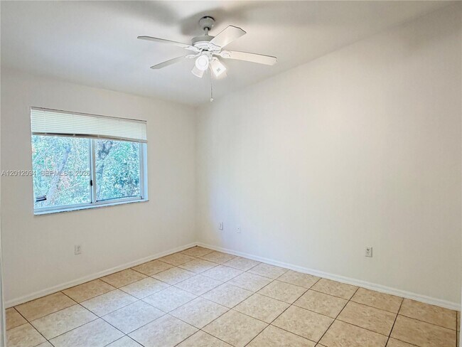Building Photo - 1300 SE 31st Ct