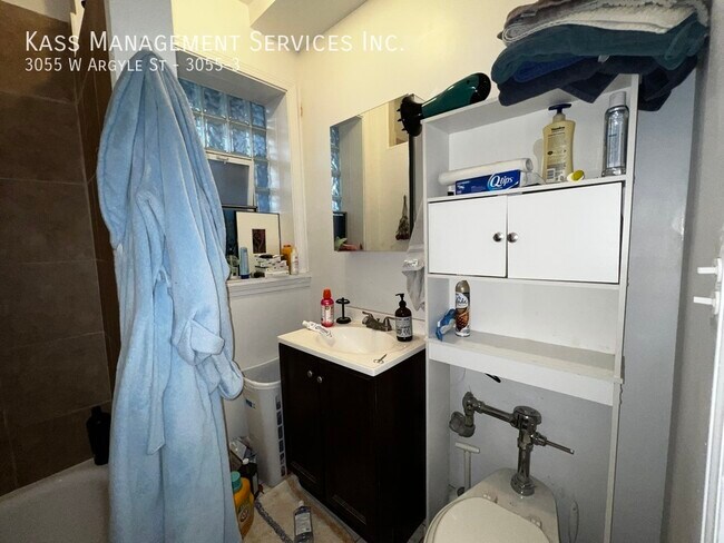 Building Photo - 3055 W Argyle St