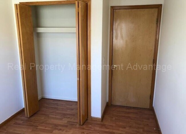 Building Photo - Spacious 2 Bed Condo with Attached Garage