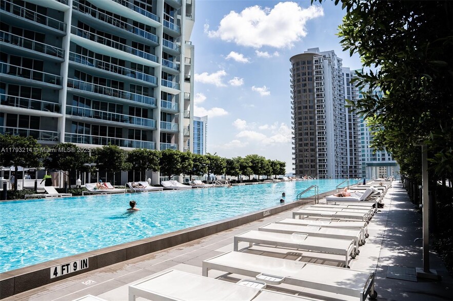 Building Photo - 495 Brickell Ave