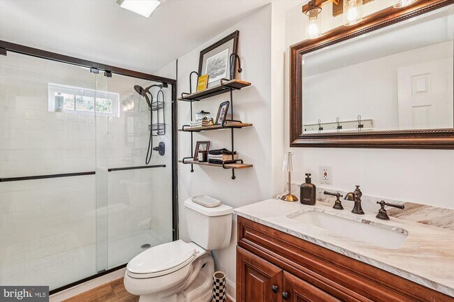 Building Photo - 832 Clifton Ave