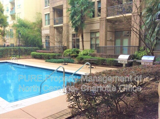 Building Photo - 718 W Trade St