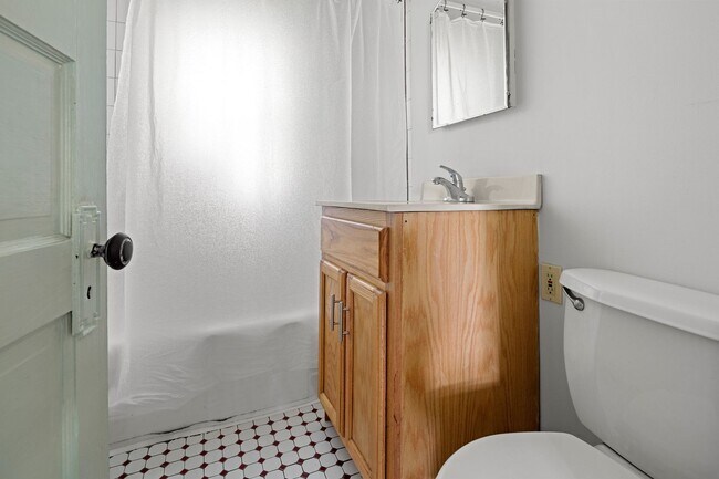 Building Photo - Cute Downtown Bungalow
