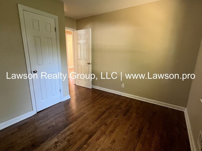 Building Photo - Three Bedroom Home - Convenient Location!