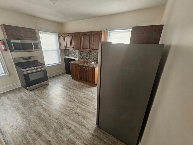 Building Photo - 132 W Douglass St