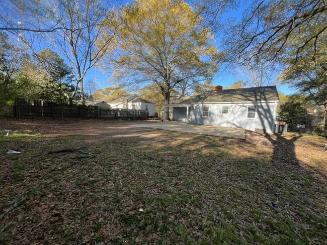 Building Photo - Newly renovated 2 bedroom 1 bath house!