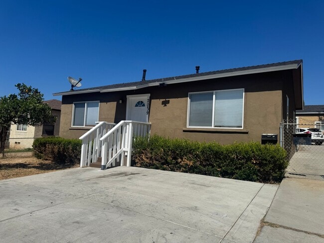 Building Photo - 2039 E Ave