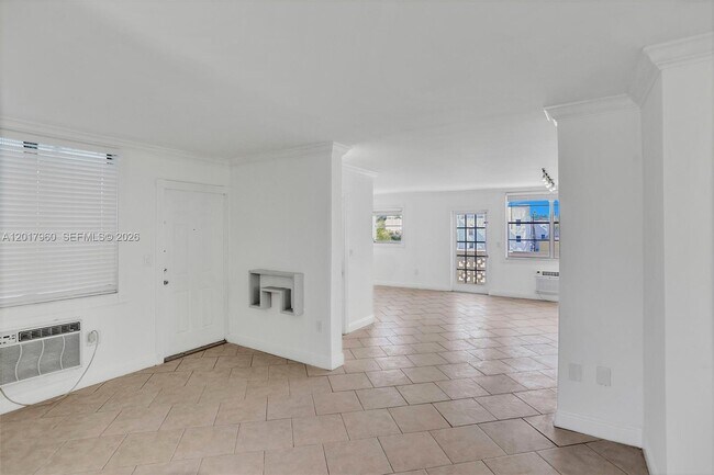 Building Photo - 713 Collins Ave