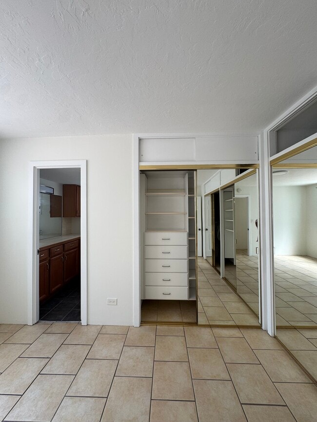 Building Photo - 2355 Ala Wai Blvd