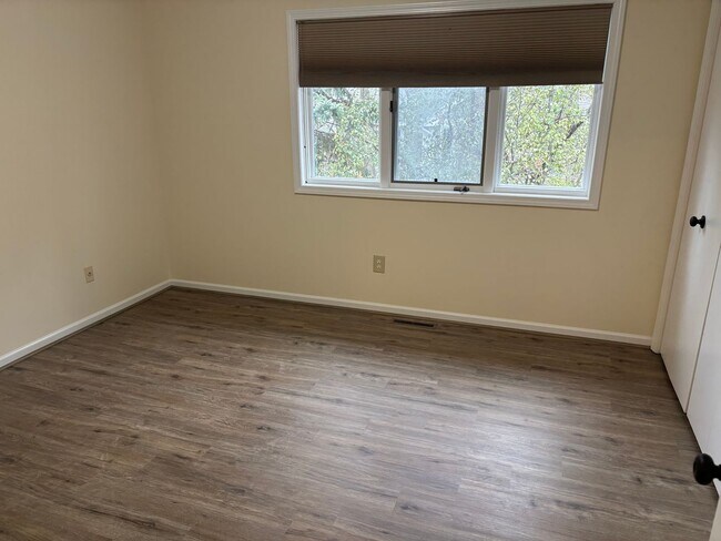 Building Photo - 1399 Suncrest Dr NE