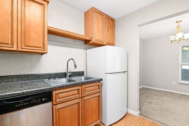 Building Photo - 2 Bed 1.5 Bath Condo