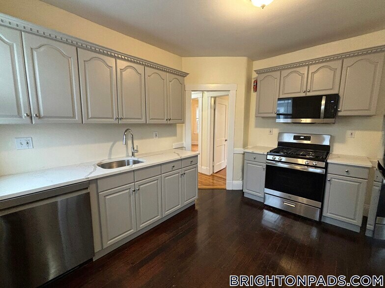 Building Photo - 44 Fairbanks St