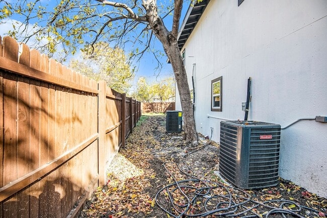 Building Photo - 408 Dawson Cir