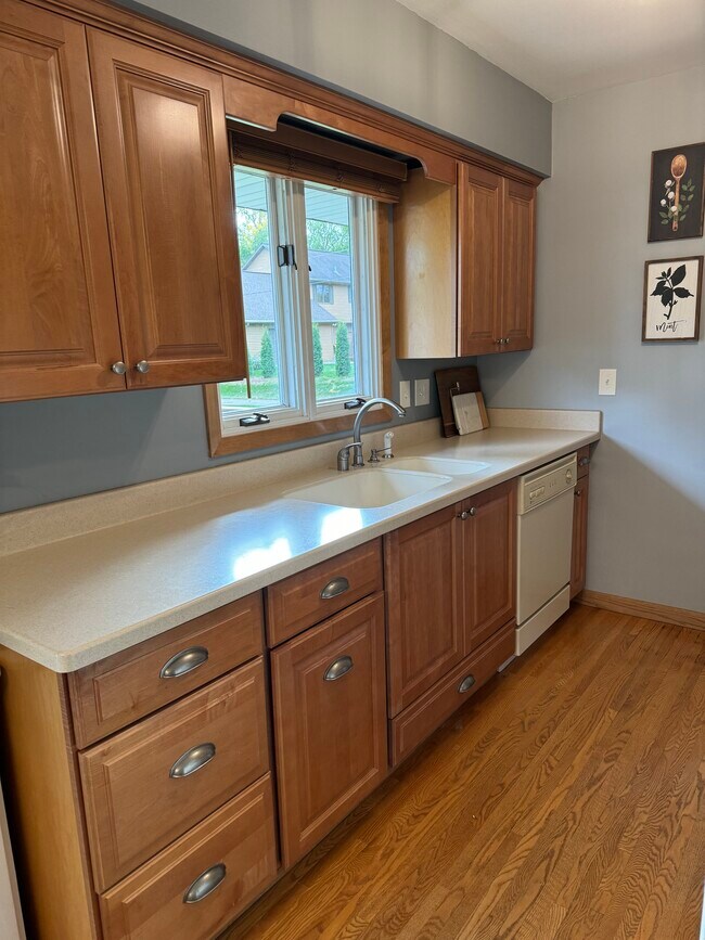 Kitchen - 108 Bluwood Ave