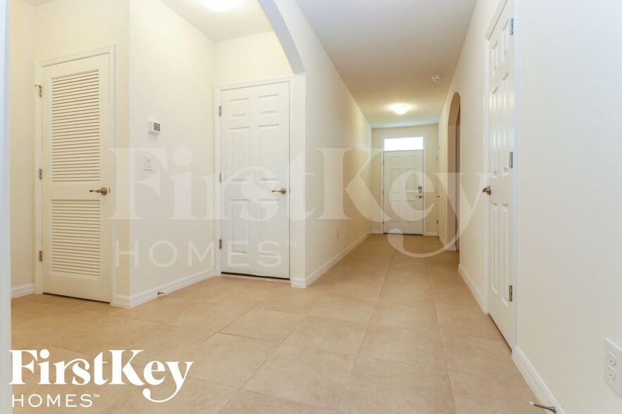 Building Photo - 2718 SW 8th Ct