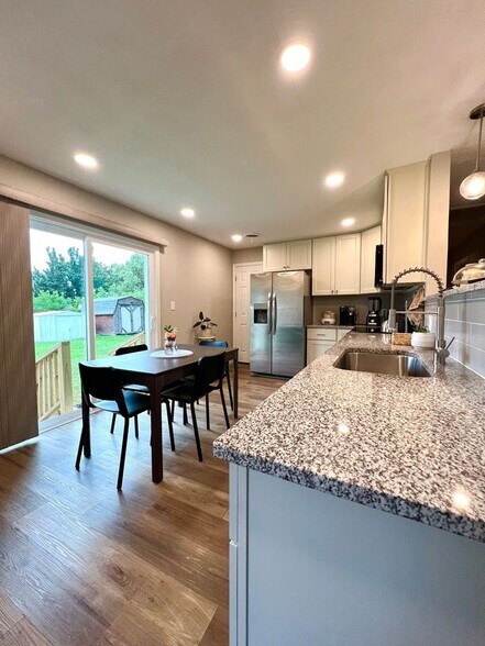 Building Photo - 908 Serf Ct