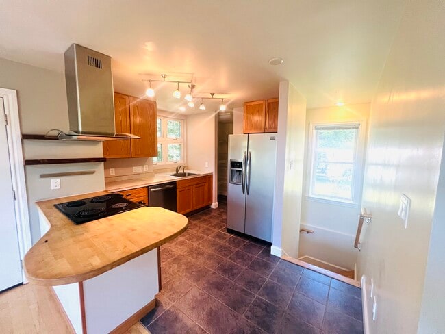 Building Photo - 567 W King St