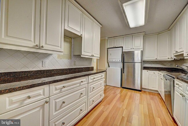 Building Photo - 8370 Greensboro Dr