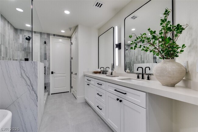 Building Photo - 32 E Serene Ave