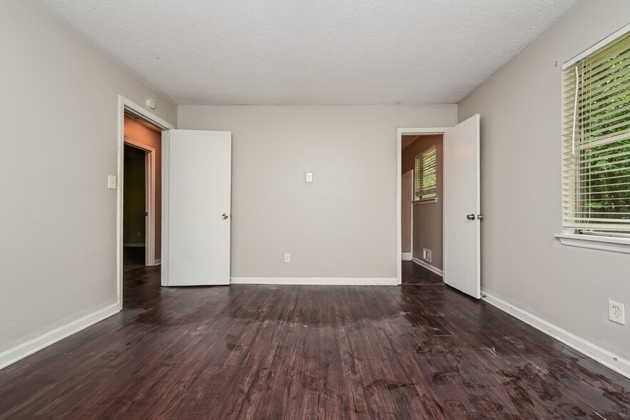 Building Photo - 3201 Chippewa Dr