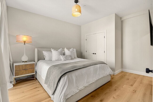 Building Photo - 722 E 5th St