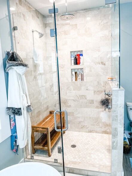 Master shower with dual heads- regular and rain shower - 303 Woodland Shores Rd