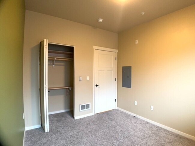 Building Photo - 45 Central Unit - 2 Bedrooms, 2 baths, 988 Sq. Ft.