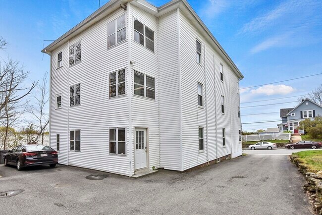 Building Photo - 27 Oak St