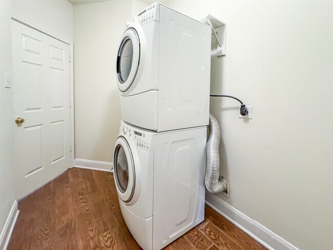 Building Photo - 3015 Gilford Ln