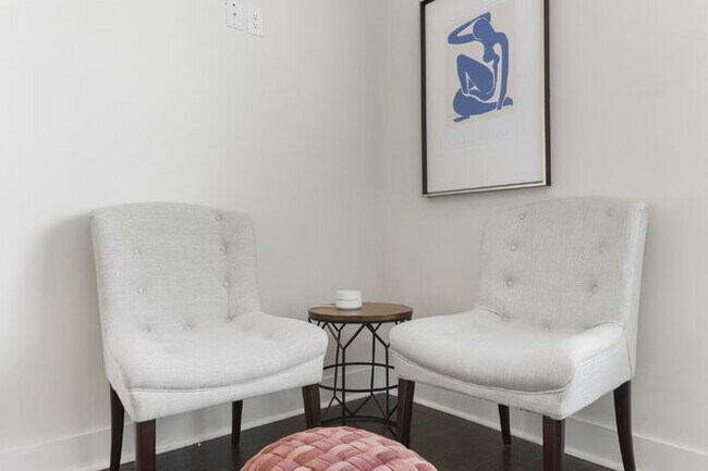 Building Photo - Luxurious 4-Bed Townhouse with Fireplace &...