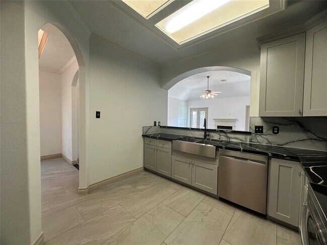 Building Photo - 2027 Marchwood Manor Dr